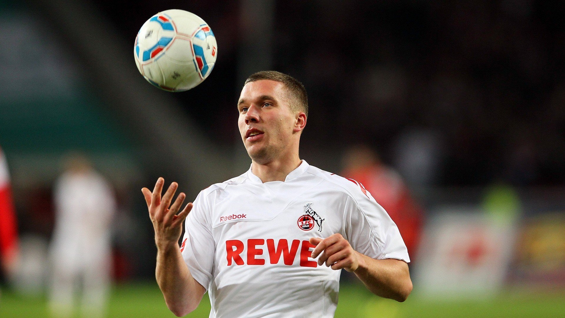 詹姆斯赛后谦逊发言登热搜，皇家马德里大胜武汉三镇引发热议